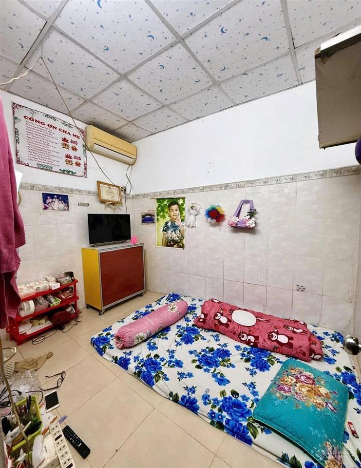 Q6, hêm ô tô ra bà hom, nhà 2 tầng (4 x 17m), giá rẻ