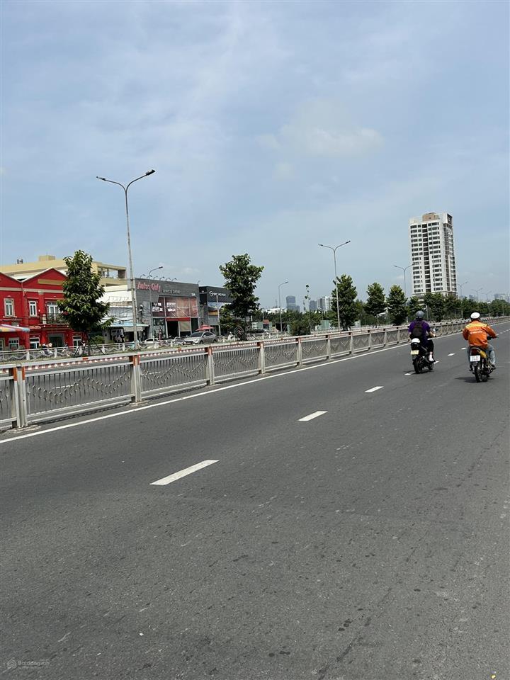 Bán nhà mặt tiền nguyễn văn linh, quận 7. diện tích 10 dài 30, có nhà 1 trệt 1 lầu. giá bán 35 tỷ