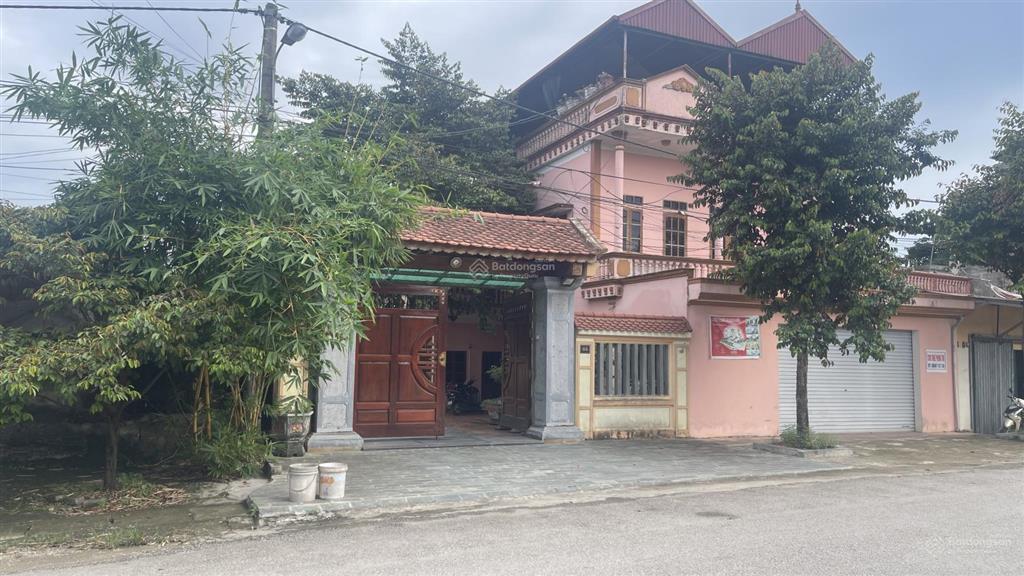 Có một nhà sàn một nhà nghỉ 10 phòng nhà bếp nhà sinh hoạt sân chơi vườn cây cảnh bể cá rất đẹp