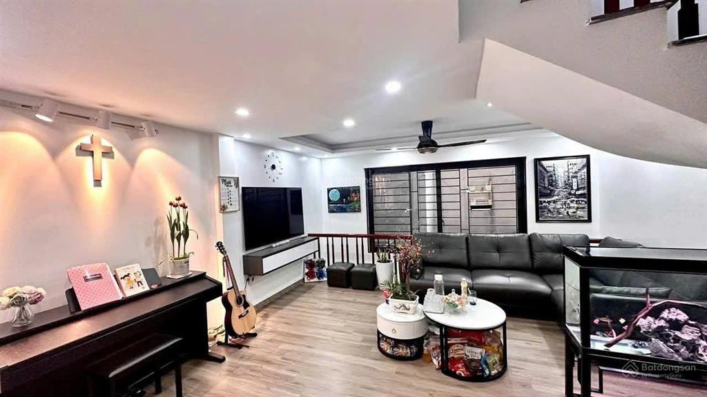 Cần cho thuê nhà nguyên căn 6 tầng  đủ đồ  3 ngủ  giá 13,5 triệu