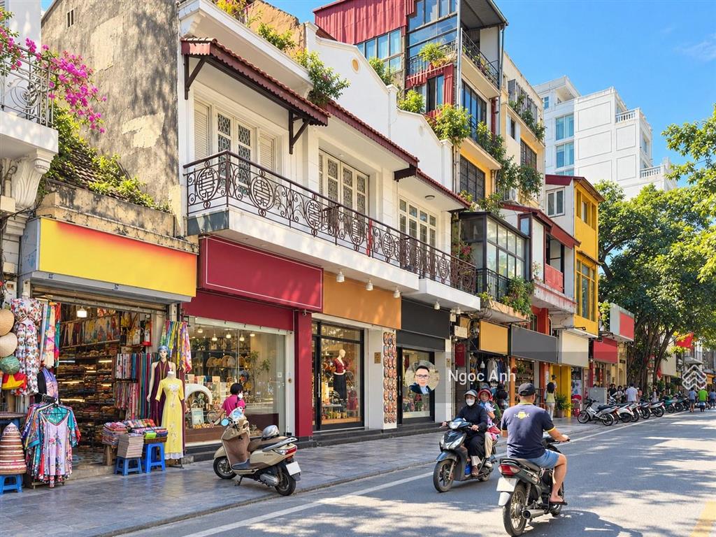 Cho thuê nhà mặt phố hàng gai, hoàn kiếm, 170m2 x 3 tầng thông sàn, giá 300 triệu