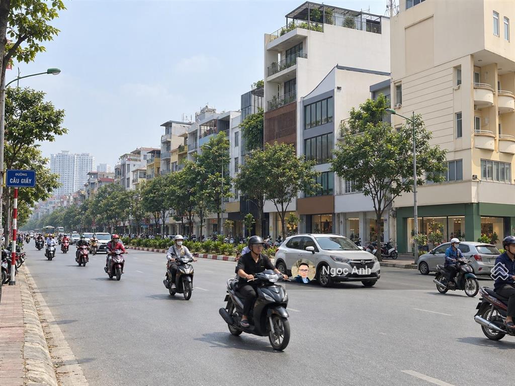 Cho thuê nhà mặt phố cầu giấy làm cửa hàng thời trang cao cấp, 4 tầng, mặt tiền 12m