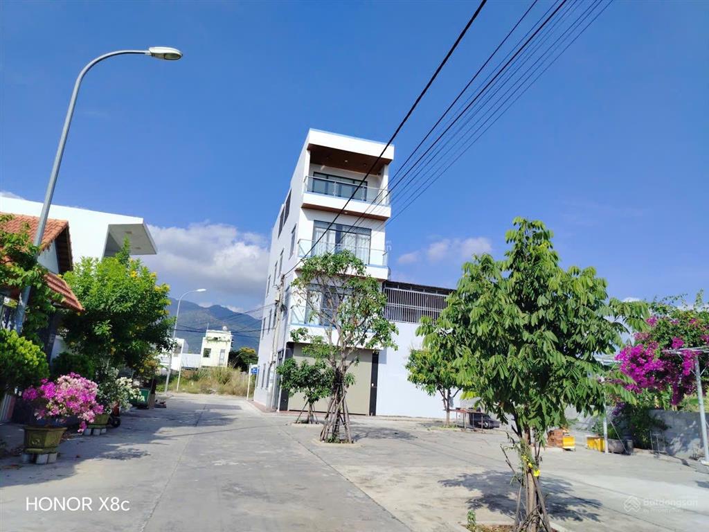Bán nhanh 2 căn nhà đấu lưng nhau trên 1 sổ, vị trí góc 3 mặt tiền, ngay khu tđc hòn rớ ii