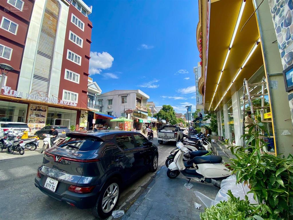 Nhà 2 tầng mặt tiền vị trí vàng khu phố tây, 270m2