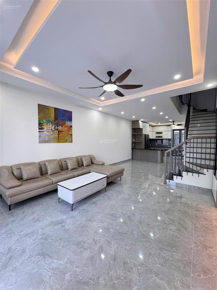 Hạ giá 300tr bán nhà đẹp full nội thất đối diện trung tâm thương mại the cappella, giá 9,6 tỷ