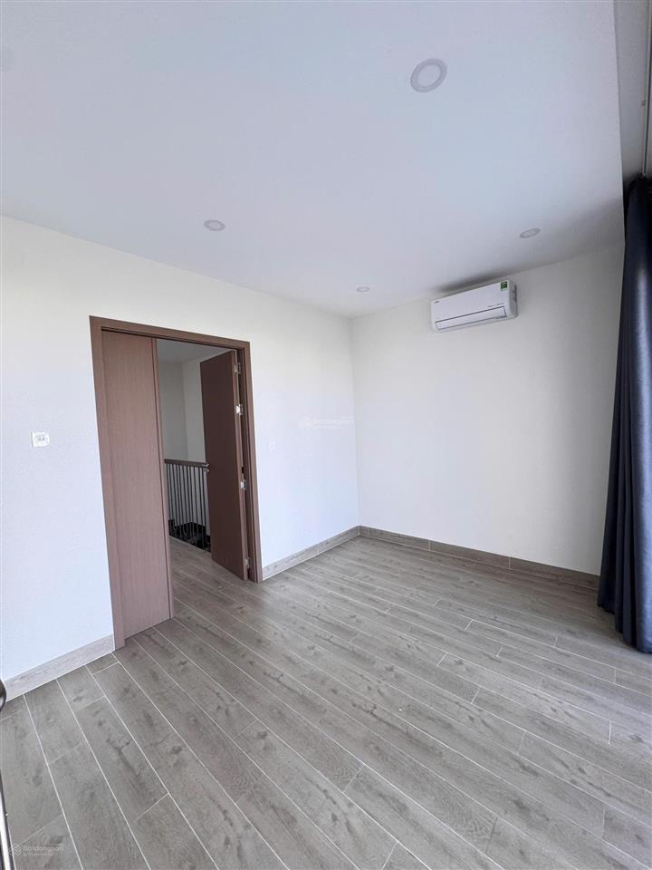 Hạ giá 300tr bán nhà đẹp full nội thất đối diện trung tâm thương mại the cappella, giá 9,6 tỷ