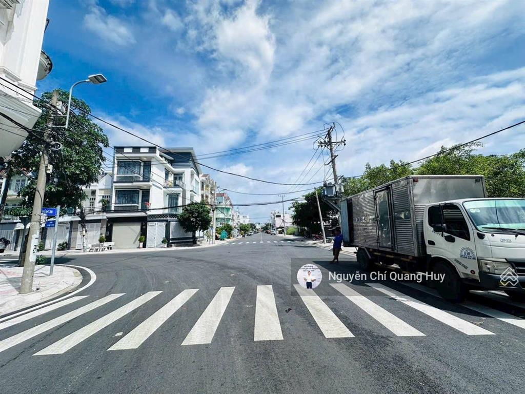 Nhà phố vị trí cực đẹp  đường rộng 20m 1979 huỳnh tấn phát  khu dân trí cao  4mx21m giá 9,2 tỷ