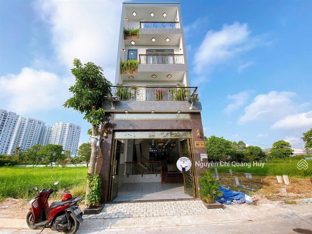Nhà phố xây dựng mới, có thang máy  khu dân cư huỳnh tấn phát, có bảo vệ, công viên
