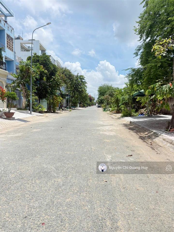 Nhà phố khu dân cư văn minh cao cấp  đường số rộng 20m vỉa hè, có công viên  5m x 18m giá 17,9 tỷ