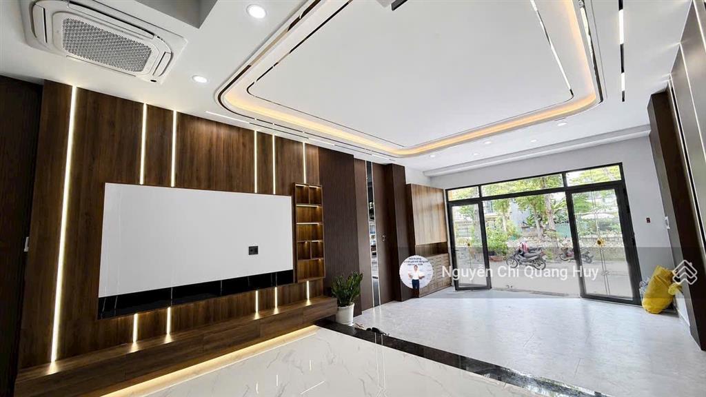 Nhà phố xây dựng mới từ đất trống  khu dân cư dân trí cao, văn minh 5m x 18m thang máy giá 15,5 tỷ