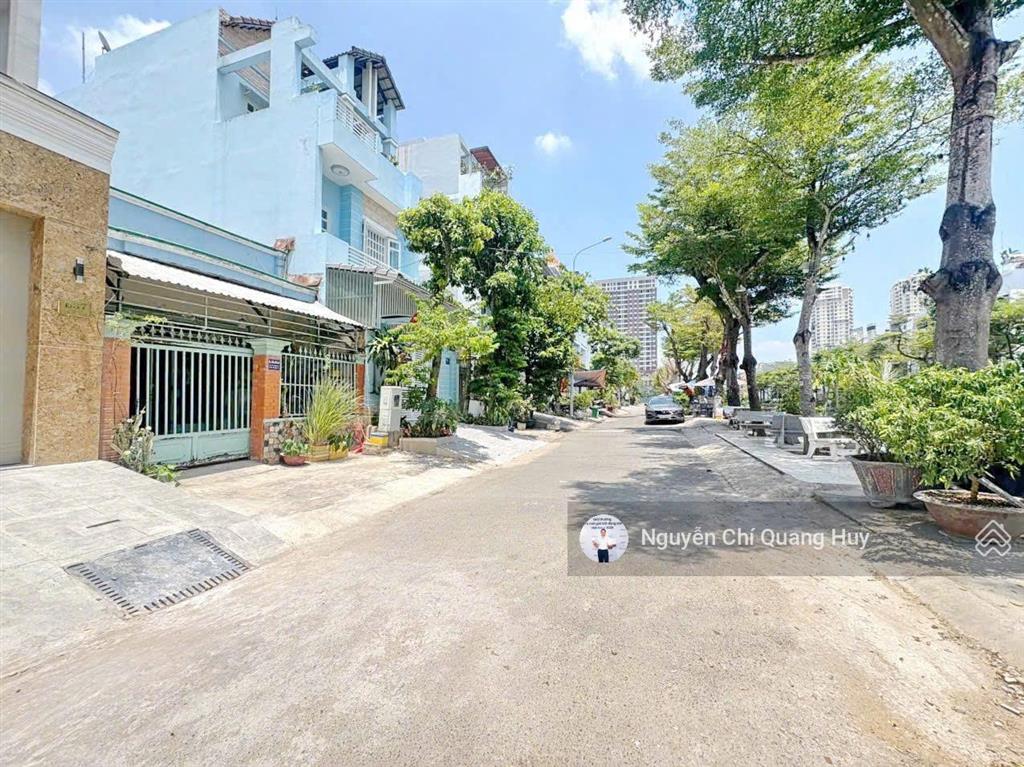 Nhà phố xây dựng mới từ đất trống  khu dân cư dân trí cao, văn minh 5m x 18m thang máy giá 15,5 tỷ