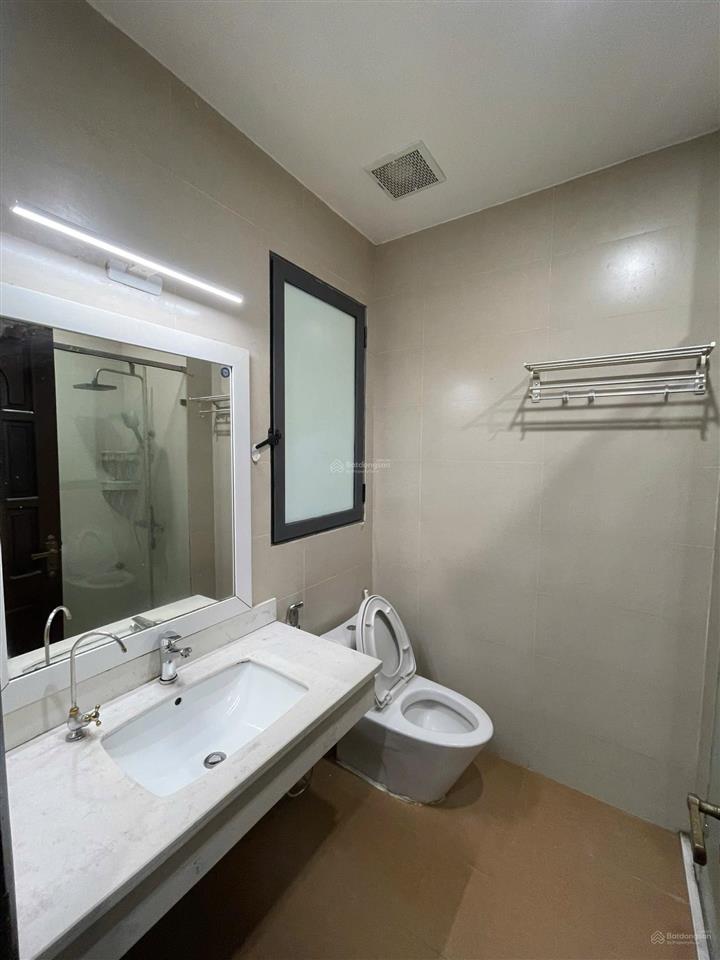 Nhà đẹp 5 tầng phố trịnh công sơn, sát hồ tây, diện tích đẹp 58m2, ngõ thông rộng, ở luôn đón tết