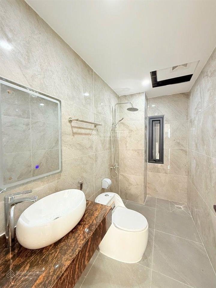 Nhà 5 tầng thang máy, vf5 đỗ cửa, mới tinh phố nguyễn đình chiểu 40m2. giá 14 tỷ 3