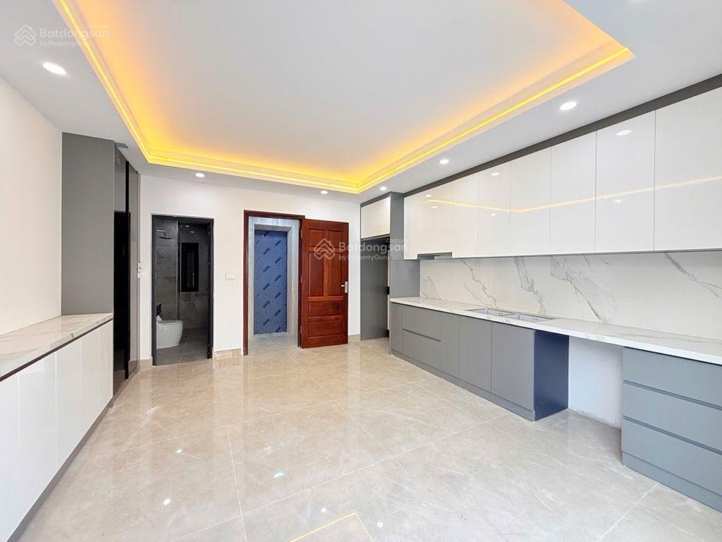 Nhà 5 tầng thang máy, vf5 đỗ cửa, mới tinh phố nguyễn đình chiểu 40m2. giá 14 tỷ 3