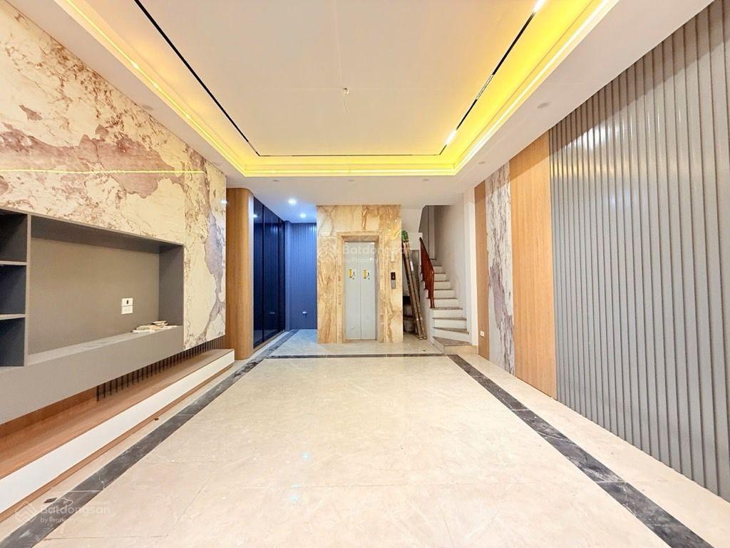 Nhà 5 tầng thang máy, vf5 đỗ cửa, mới tinh phố nguyễn đình chiểu 40m2. giá 14 tỷ 3