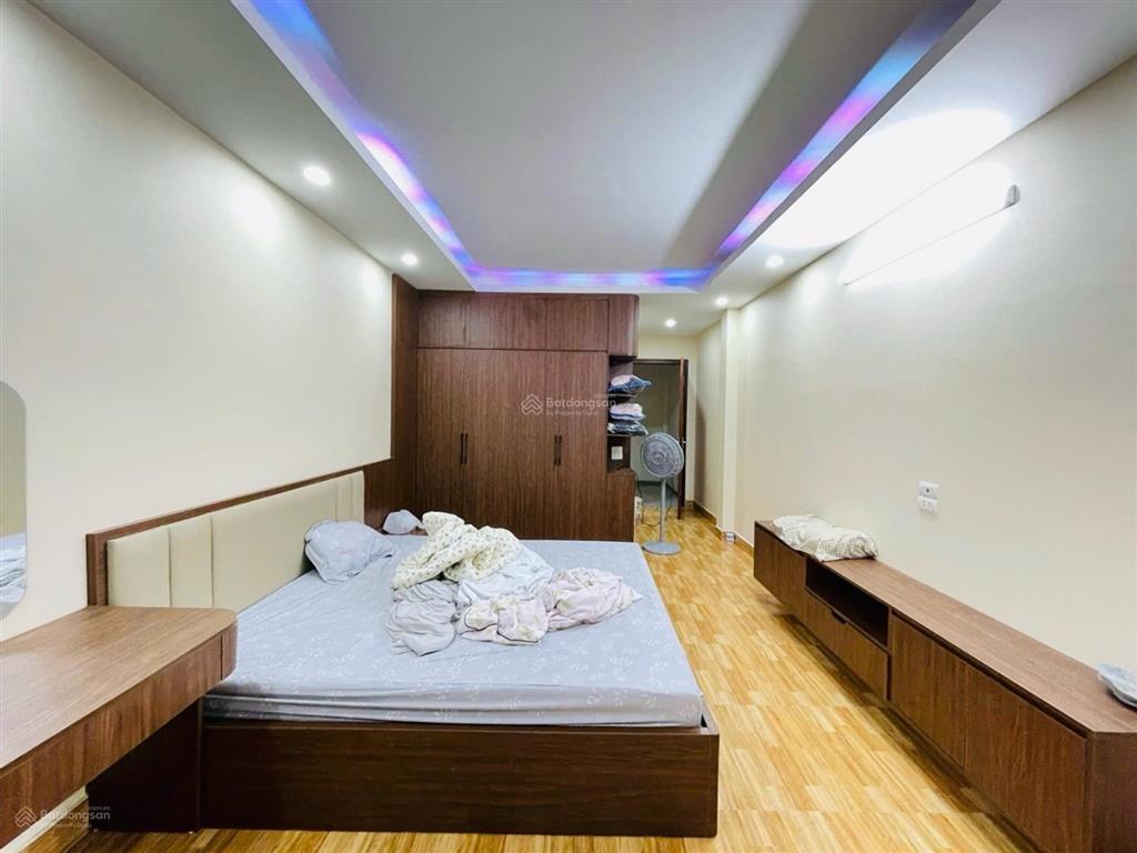 Nhà 5 tầng oto đỗ cửa phố lĩnh nam vài nhà ra phố, ở ngay. 40m2. giá 9 tỷ 5 có tl