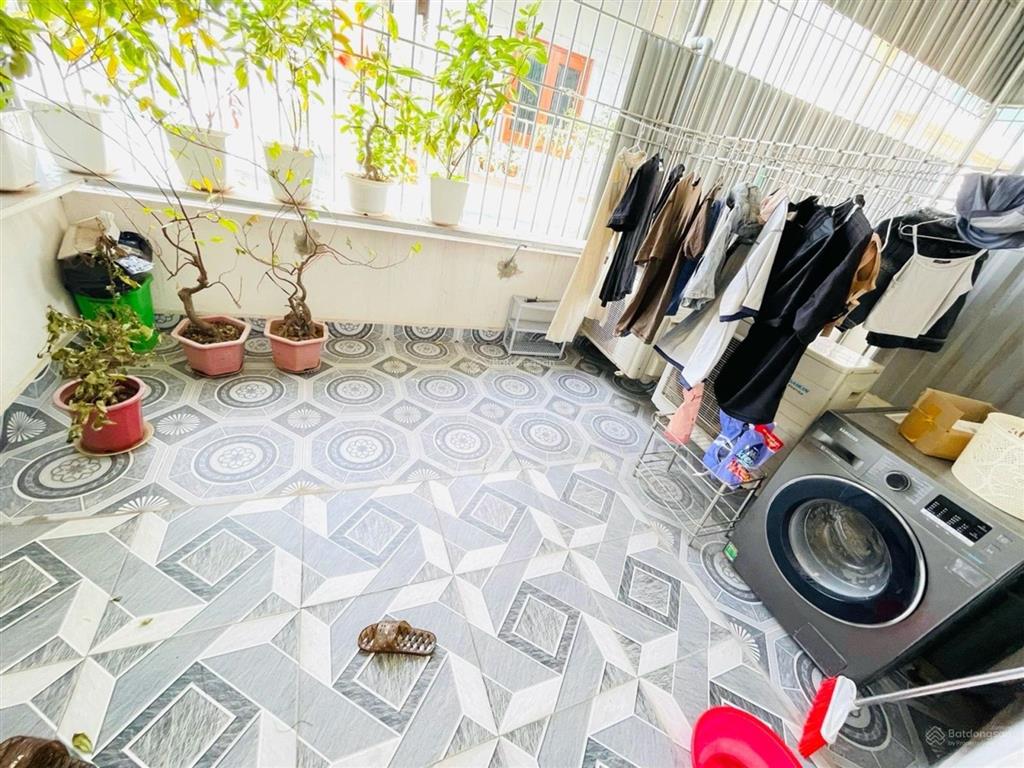 Nhà 5 tầng oto đỗ cửa phố lĩnh nam vài nhà ra phố, ở ngay. 40m2. giá 9 tỷ 5 có tl