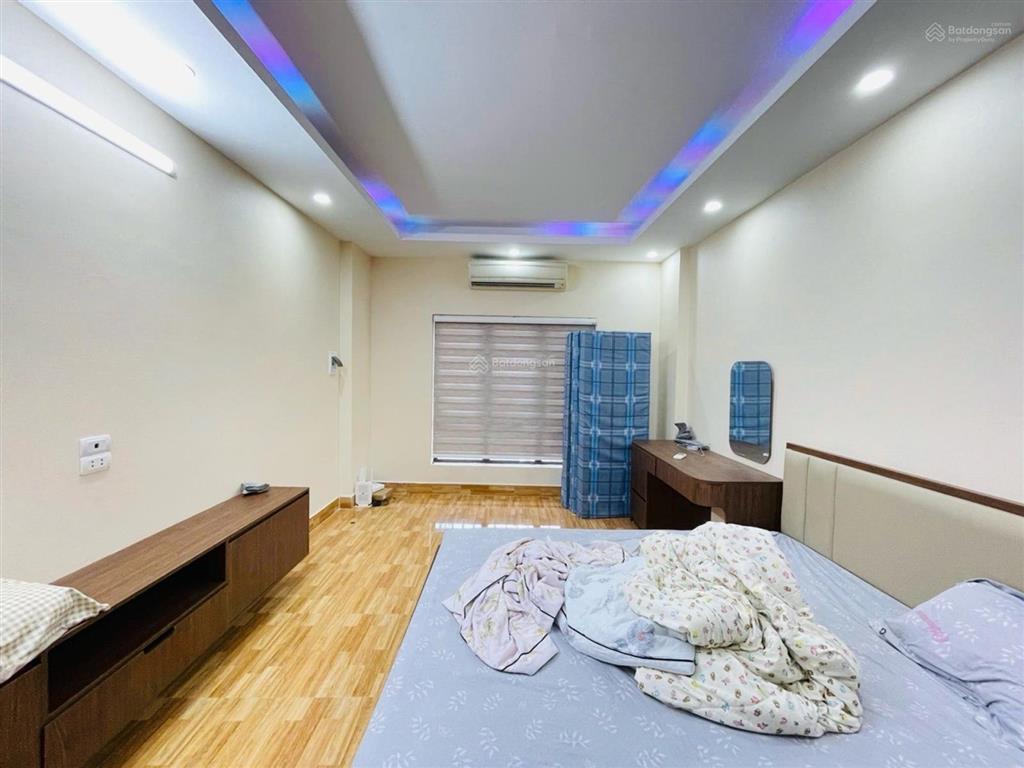 Nhà 5 tầng oto đỗ cửa phố lĩnh nam vài nhà ra phố, ở ngay. 40m2. giá 9 tỷ 5 có tl