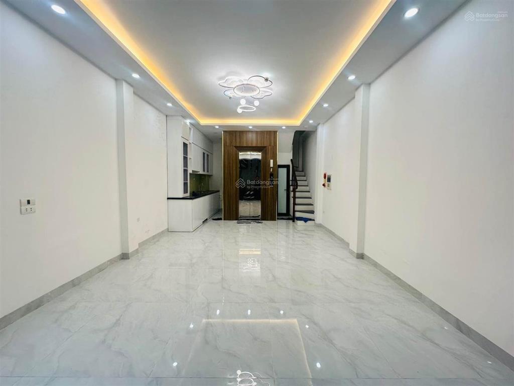 Nhà 6 tầng thang máy phố tam trinh ngõ sh quay đầu, gần phố, ở ngay. 35m2. giá 10 tỷ 9