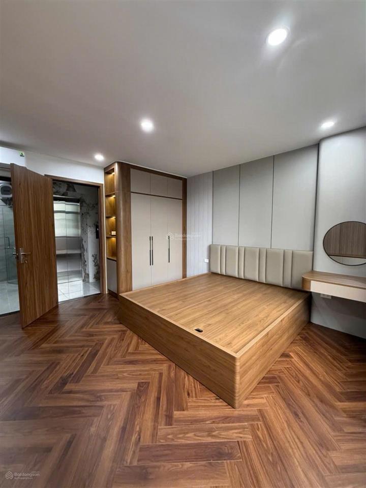 Nhà 6 tầng thang máy phố bạch mai 42m2. giá 13 tỷ 3. lô góc  vf3 đỗ cửa  ở ngay.