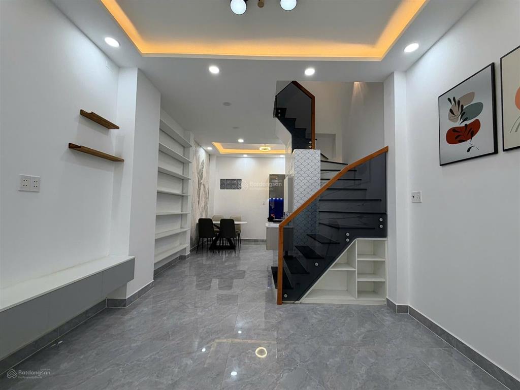 Nhà mới xây đường phạm hùng p. hưng phú q8