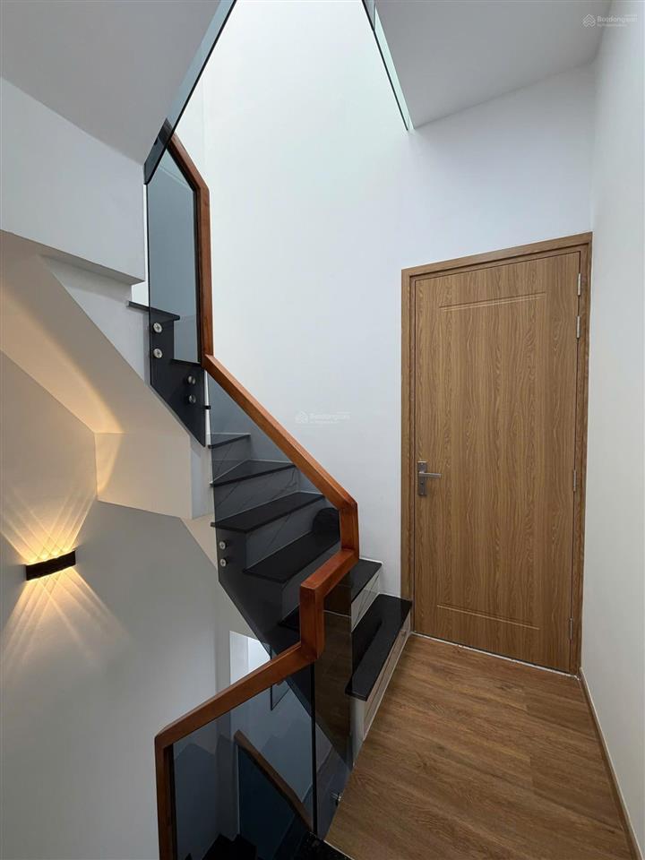 Nhà mới xây đường phạm hùng p. hưng phú q8