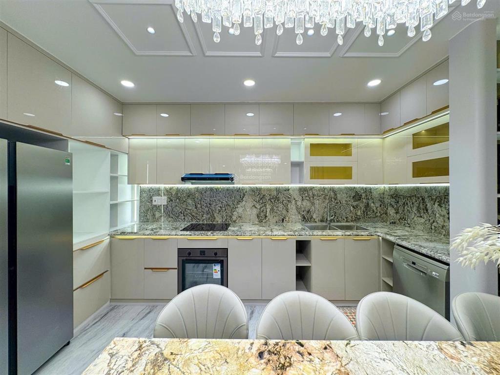 Siêu phẩm nhà phố 5 lầu kdc nam long  phú thuận  có thang máy