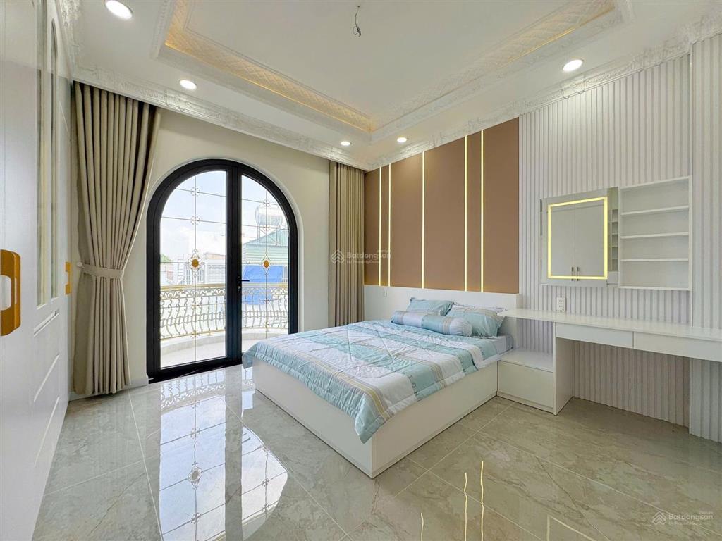 Bán nhà tân cổ điển mới xây 100% đường 8m htp  khu sgm nhà bè