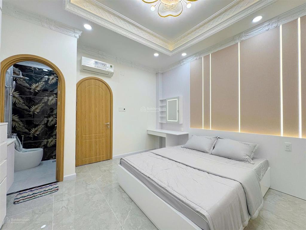 Bán nhà tân cổ điển mới xây 100% đường 8m htp  khu sgm nhà bè