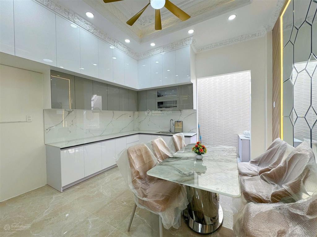 Bán nhà tân cổ điển mới xây 100% đường 8m htp  khu sgm nhà bè