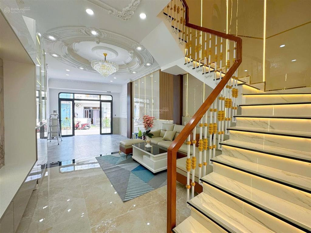 Bán nhà tân cổ điển mới xây 100% đường 8m htp  khu sgm nhà bè