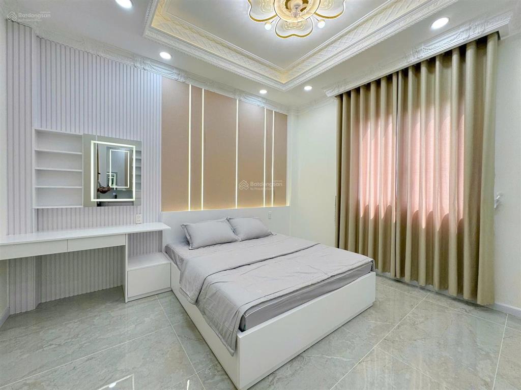 Bán nhà tân cổ điển mới xây 100% đường 8m htp  khu sgm nhà bè