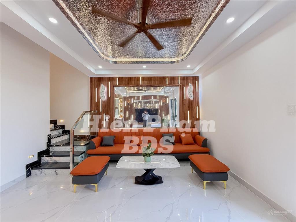 Nhà phố mới xây xong kdc hoàng quốc việt  cạnh sân vận động bộ công an
