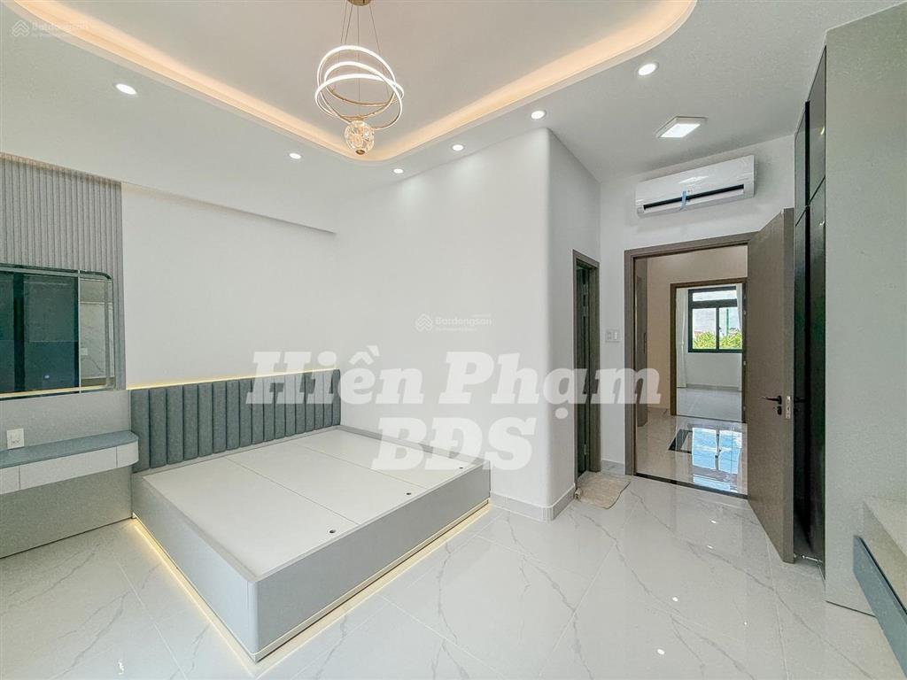 Nhà phố mới xây xong kdc hoàng quốc việt  cạnh sân vận động bộ công an