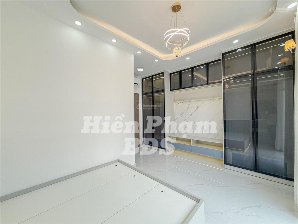 Nhà phố mới xây xong kdc hoàng quốc việt  cạnh sân vận động bộ công an