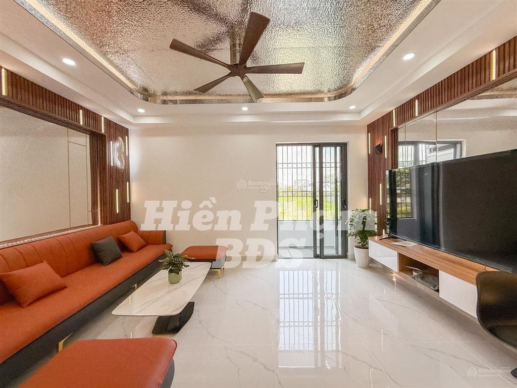 Nhà phố mới xây xong kdc hoàng quốc việt  cạnh sân vận động bộ công an