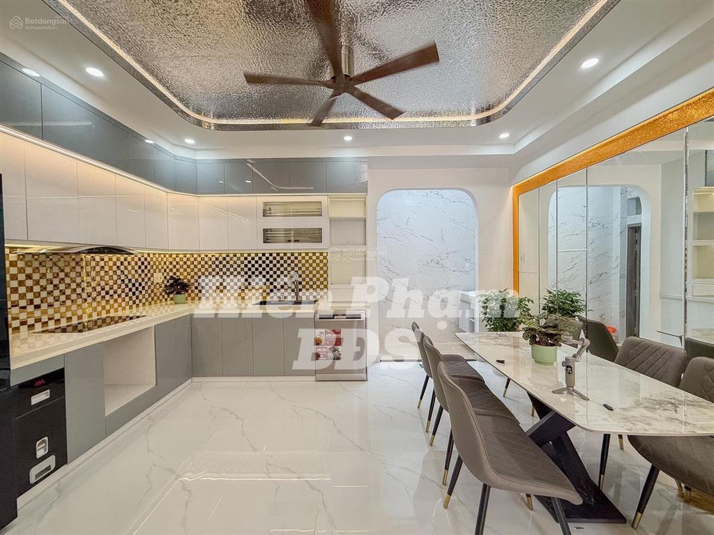 Nhà phố mới xây xong kdc hoàng quốc việt  cạnh sân vận động bộ công an