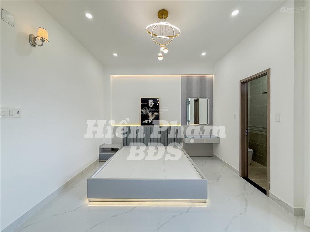 Nhà phố mới xây xong kdc hoàng quốc việt  cạnh sân vận động bộ công an