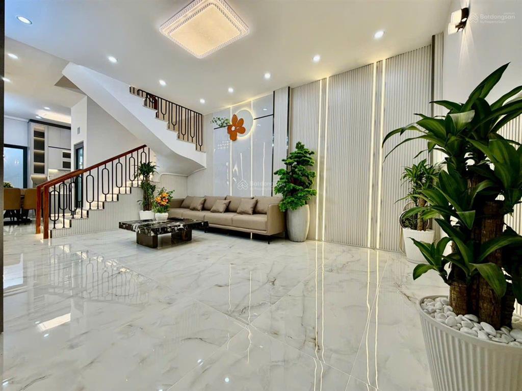 Nhà phố 3 lầu hẻm 1716  liền kề quận 7