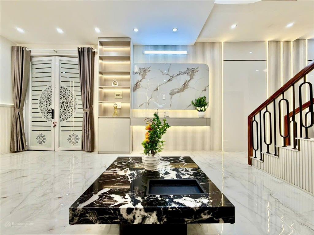 Nhà phố 3 lầu hẻm 1716  liền kề quận 7