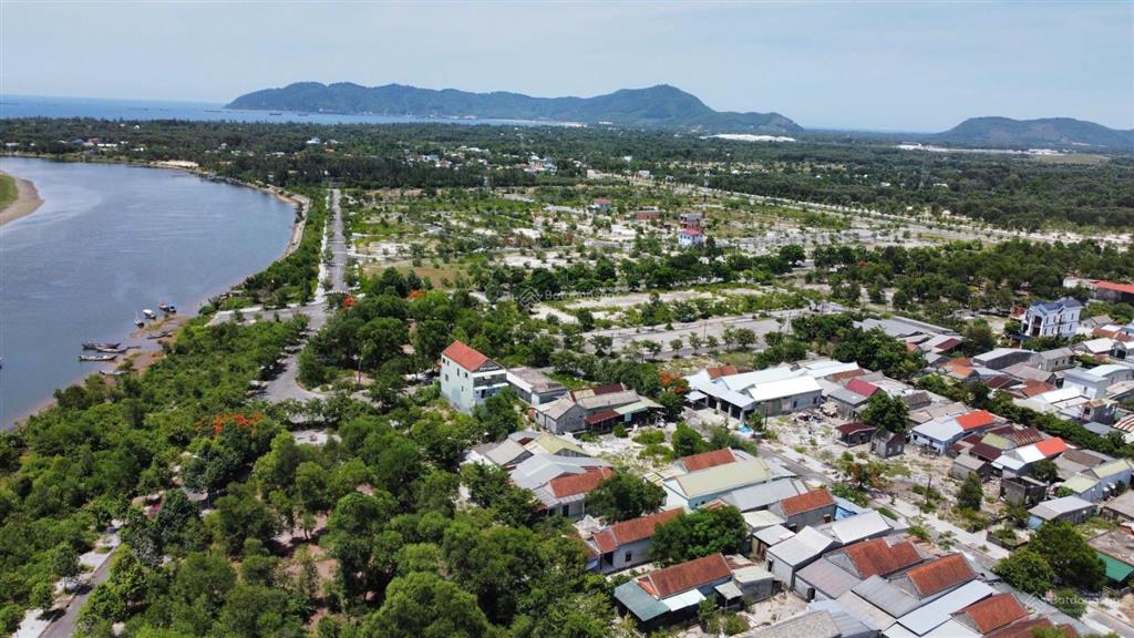 Đất diện tích đẹp 200m2 nằm giữa trung tâm là khu resort và cụm khu công nghiệp ở chân mây lăng cô