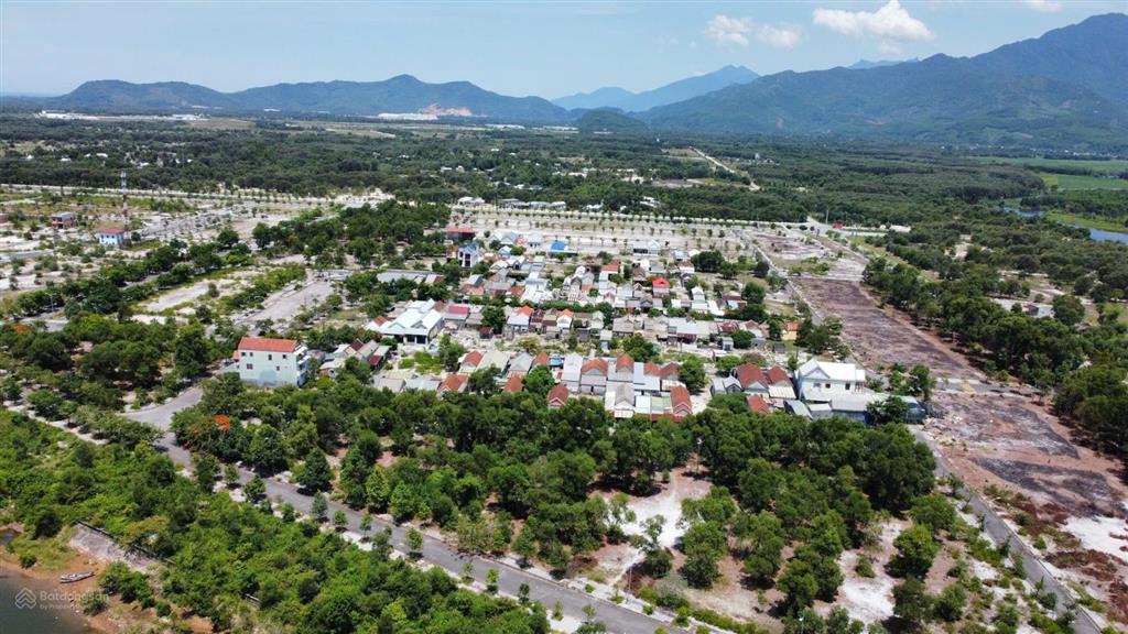 Đất diện tích đẹp 200m2 nằm giữa trung tâm là khu resort và cụm khu công nghiệp ở chân mây lăng cô