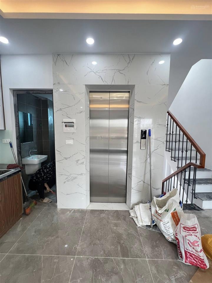 Nhà đẹp gần phố  tân mai  hoàng mai. 40m x 6 tầng thang máy 11,8 tỷ. nội thất đầy đủ, chỉ việc ở.