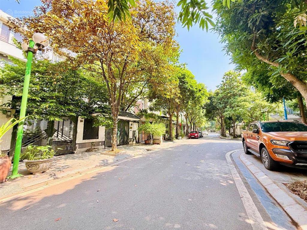 Biệt thự linh đàm  hoàng mai  mặt vườn hoa  pháp lý chuẩn. 200m 10m mặt tiền.