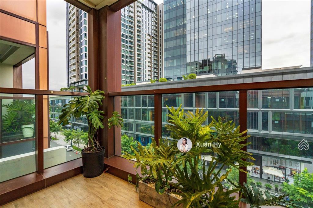 Có sân thượng riêng  bán căn hộ the galleria metropole 3pn 112m2 đã có sổ hồng