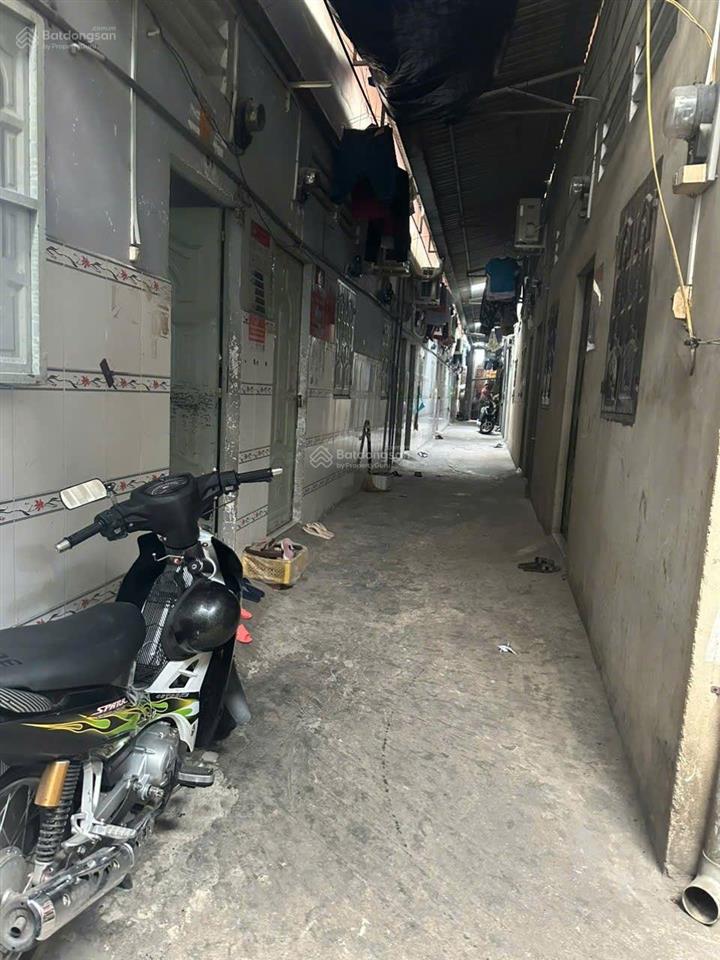 2 ki ốt và 17 phòng trọ. gác đúc. đường xe tải gần quốc lộ 13. thu nhập 32triêu. full người thuê