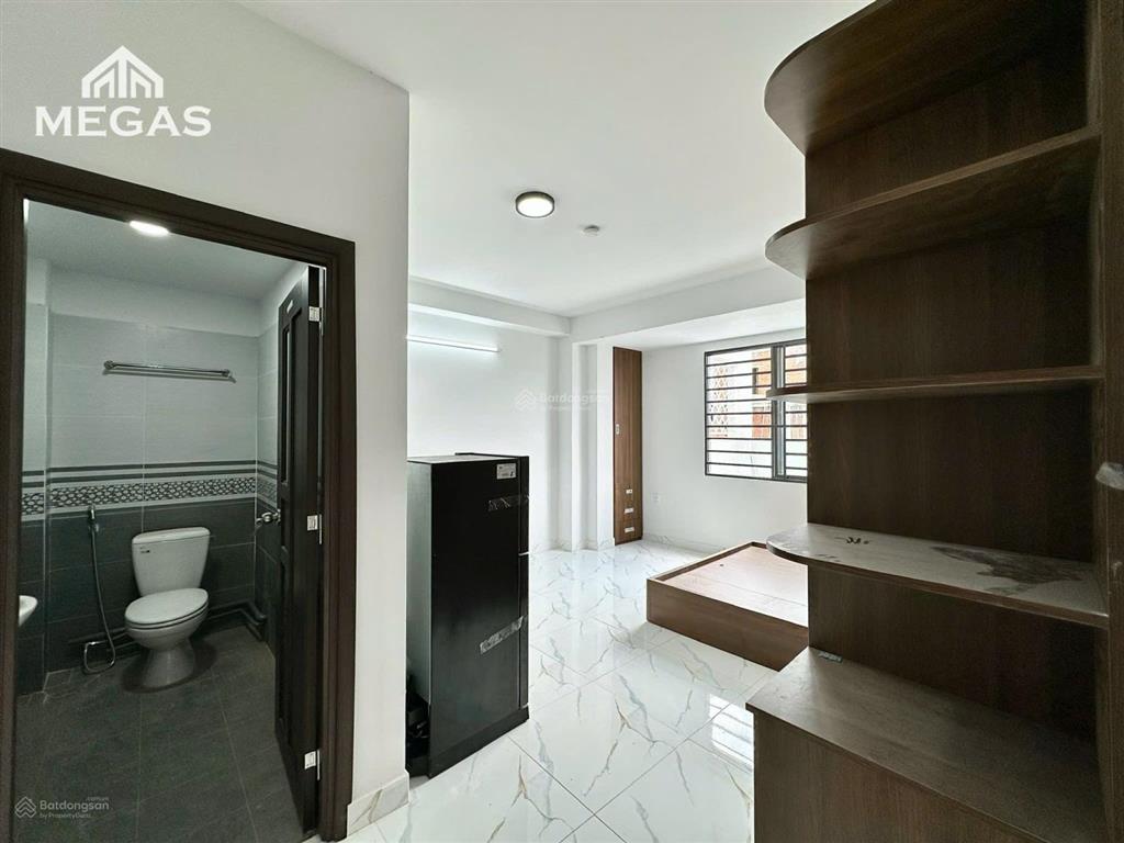 Studio cửa sổ trời, có sân rộng ngay đường dương quảng hàm, cách văn lang cs3 5 phút