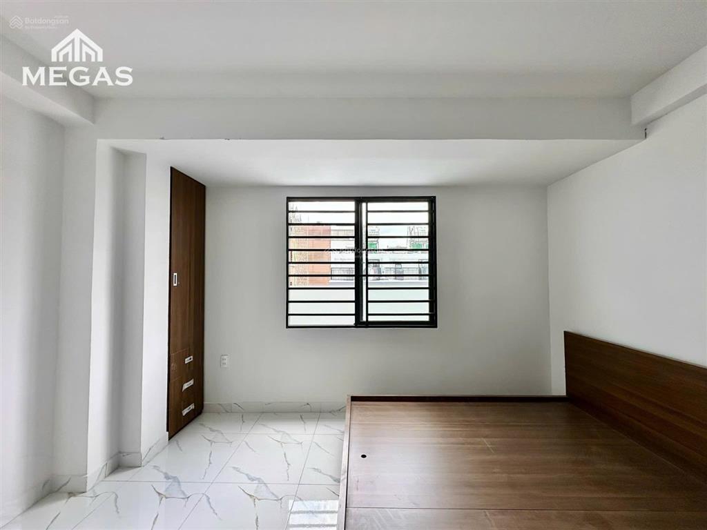 Studio cửa sổ trời, có sân rộng ngay đường dương quảng hàm, cách văn lang cs3 5 phút
