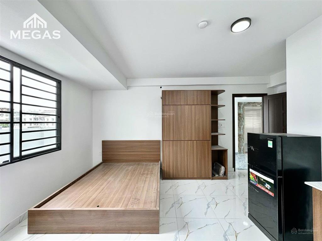 Studio cửa sổ trời, có sân rộng ngay đường dương quảng hàm, cách văn lang cs3 5 phút