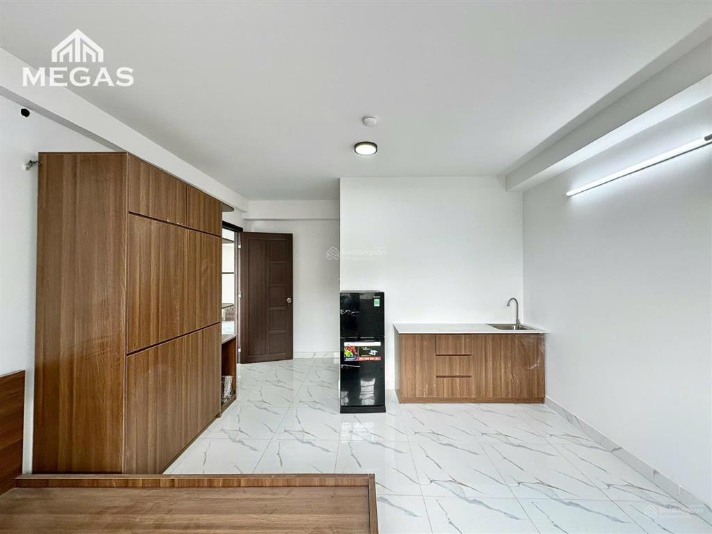 Studio cửa sổ trời, có sân rộng ngay đường dương quảng hàm, cách văn lang cs3 5 phút